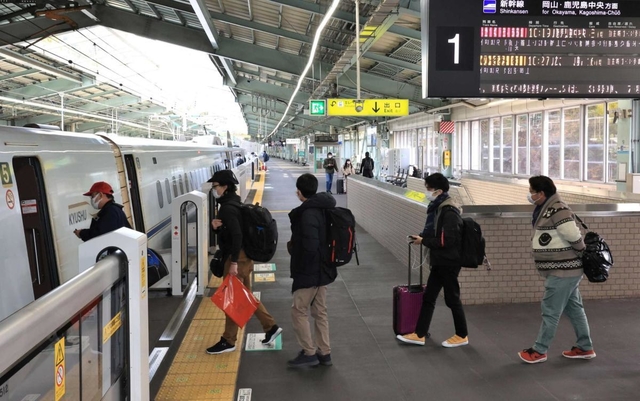 新型コロナ禍の中、帰省シーズンを迎えた２６日、ＪＲ新神戸駅には大きな荷物を持った帰省客がちらほら。例年のラッシュとは打って変わって、ホーム上は閑散としていた。福岡県内の実家に向かう大学３年の男子学生（２３）＝神戸市東灘区＝は「盆も新型コロナの影響で帰省できず、実家に帰るのは１年ぶり。離れて１人暮らしをする私を心配してくれる親戚に、元気な姿を見せたい」と話した＝２６日午前、神戸市中央区（撮影・斎藤雅志）