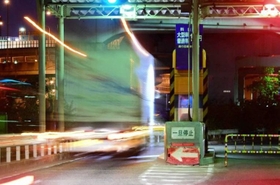 無人の料金所を停車せずに通過していく車両＝１１月１６日午後１０時すぎ、神戸市灘区摩耶埠頭（撮影・中西幸大）