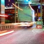 無人の料金所を停車せずに通過していく車両＝１１月１６日午後１０時すぎ、神戸市灘区摩耶埠頭（撮影・中西幸大）