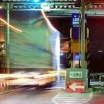 無人の料金所を停車せずに通過していく車両＝１１月１６日午後１０時すぎ、神戸市灘区摩耶埠頭（撮影・中西幸大）