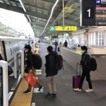 新型コロナ禍の中、帰省シーズンを迎えた２６日、ＪＲ新神戸駅には大きな荷物を持った帰省客がちらほら。例年のラッシュとは打って変わって、ホーム上は閑散としていた。福岡県内の実家に向かう大学３年の男子学生（２３）＝神戸市東灘区＝は「盆も新型コロナの影響で帰省できず、実家に帰るのは１年ぶり。離れて１人暮らしをする私を心配してくれる親戚に、元気な姿を見せたい」と話した＝２６日午前、神戸市中央区（撮影・斎藤雅志）