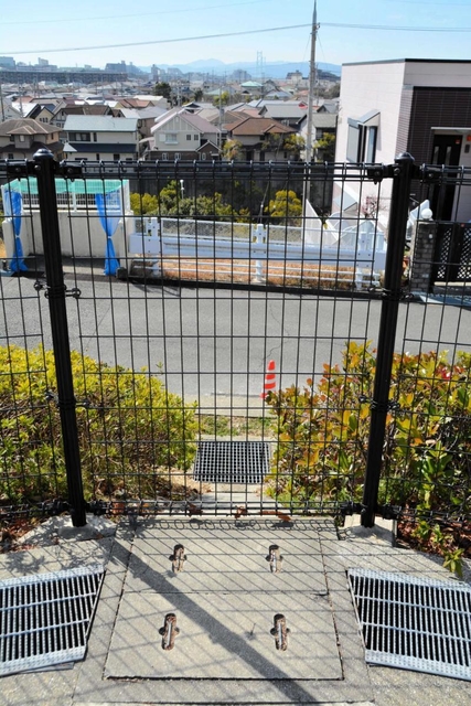 公園から見下ろすと、２枚のフェンスと合わせ、その下の謎のガードレールとで「３重の防御」が構成されている＝神戸市垂水区小束山２