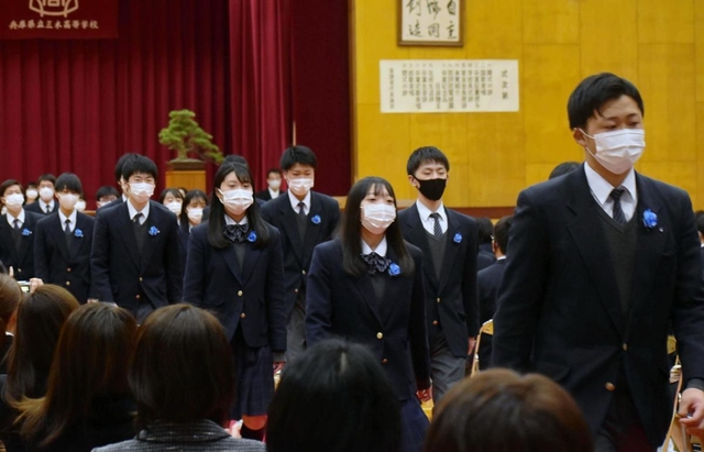 卒業式で保護者の拍手に送られ退場する卒業生ら＝３月１日、兵庫県三木市加佐、三木高校