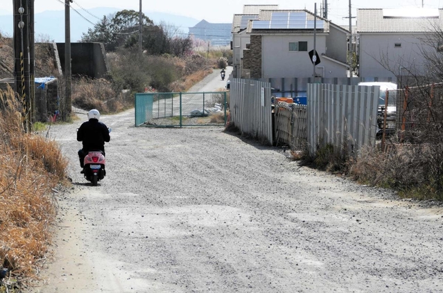 県道長坂垂水線の未舗装部分。通学路としても使われている＝神戸市西区伊川谷町長坂