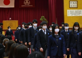 卒業式で保護者の拍手に送られ退場する卒業生ら＝３月１日、兵庫県三木市加佐、三木高校