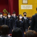 卒業式で保護者の拍手に送られ退場する卒業生ら＝３月１日、兵庫県三木市加佐、三木高校