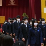卒業式で保護者の拍手に送られ退場する卒業生ら＝３月１日、兵庫県三木市加佐、三木高校