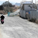 県道長坂垂水線の未舗装部分。通学路としても使われている＝神戸市西区伊川谷町長坂