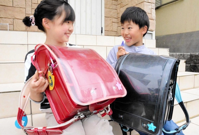 オーソドックスな赤色や黒色のランドセルでも、刺しゅうの色やカバーのデザインなどで、小学生のこだわりはさまざまだ＝神戸市内