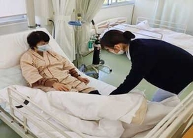 大学内で行われた代替授業で、患者役の教員（左）の移動をサポートする学生（兵庫大学提供）