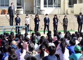 始業式前日、本山第二小学校で行われた離任式。そのためだけの登校に疑問の声もあるが、ゆっくりお別れができるメリットも＝神戸市東灘区西岡本１