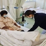 大学内で行われた代替授業で、患者役の教員（左）の移動をサポートする学生（兵庫大学提供）
