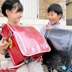 オーソドックスな赤色や黒色のランドセルでも、刺しゅうの色やカバーのデザインなどで、小学生のこだわりはさまざまだ＝神戸市内