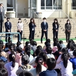 始業式前日、本山第二小学校で行われた離任式。そのためだけの登校に疑問の声もあるが、ゆっくりお別れができるメリットも＝神戸市東灘区西岡本１