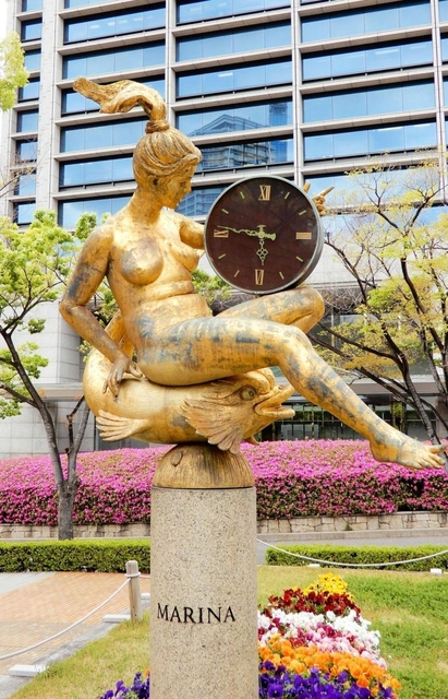 東遊園地に点在する銅像＝神戸市中央区