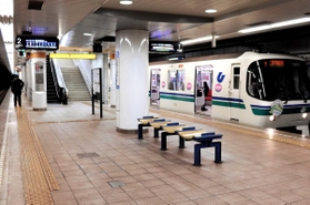 時報のように定時に２曲が流れる神戸市営地下鉄海岸線のホーム＝神戸市長田区、駒ケ林駅