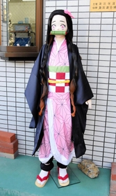 子どもたちにも人気の“禰豆子”の人形＝神戸市灘区篠原中町２