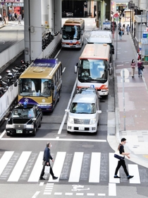 交差点北側の道路。平時は１日千台を超すバスが往来する＝神戸市中央区