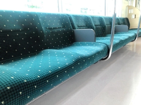 ウレタン製で、９人分のくぼみが付いた新型車両のロングシート＝神戸市須磨区西落合２、名谷車両基地