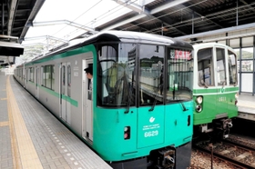 新型の６０００形車両（左）＝神戸市営地下鉄伊川谷駅（２０１８年７月撮影）