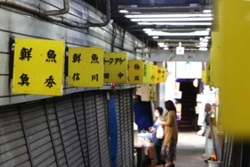かつて８０店舗が並んだというが、今は多くの店がシャッターを閉めている＝神戸市垂水区神田町（撮影・長嶺麻子）