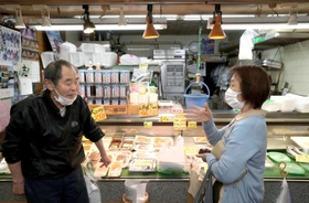 本年度中にも約９０年の歴史に幕を下ろす「垂水廉売市場」。店先で会話が弾む＝神戸市垂水区神田町（撮影・長嶺麻子）