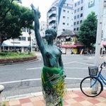 誰かが腰にスカーフを巻いた女性裸体像。神戸市は「作者の意向を踏まえない行為」として、こうしたものは撤去しているという＝２０１７年７月、神戸市中央区