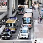 交差点北側の道路。平時は１日千台を超すバスが往来する＝神戸市中央区
