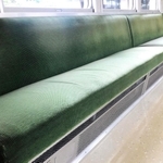 ばねの上にフェルト生地を重ねた従来型車両のロングシート＝神戸市須磨区西落合２、名谷車両基地