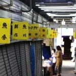 かつて８０店舗が並んだというが、今は多くの店がシャッターを閉めている＝神戸市垂水区神田町（撮影・長嶺麻子）