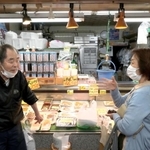 本年度中にも約９０年の歴史に幕を下ろす「垂水廉売市場」。店先で会話が弾む＝神戸市垂水区神田町（撮影・長嶺麻子）