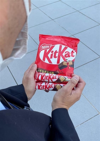 キットカットを手に「我慢を重ねる受験生たちを励ましたかった」と振り返る男性＝18日、福岡市