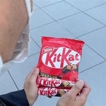 キットカットを手に「我慢を重ねる受験生たちを励ましたかった」と振り返る男性＝18日、福岡市