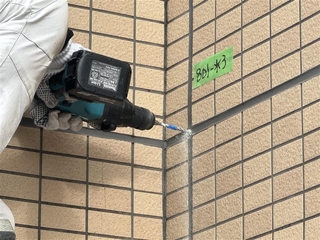 山口県下関市のマンションでは、壁面に穴を開けて「構造スリット」の施工状況を調べた＝2024年10月（住人提供）