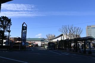 伊豆半島の玄関口の三島市。ＪＲ東海の駅舎越しには富士山が見える＝今年１月