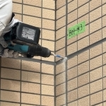 山口県下関市のマンションでは、壁面に穴を開けて「構造スリット」の施工状況を調べた＝2024年10月（住人提供）