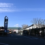 伊豆半島の玄関口の三島市。ＪＲ東海の駅舎越しには富士山が見える＝今年１月