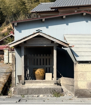 民家敷地の一角に設置されたほこら。地蔵の姿はなくつぼが置かれている