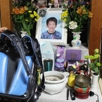 馬越裕都さんの遺影と肩ひもがちぎれたランドセル