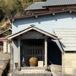 民家敷地の一角に設置されたほこら。地蔵の姿はなくつぼが置かれている