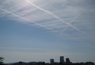 空に幾筋も描かれた飛行機雲＝３月、福井市内から撮影
