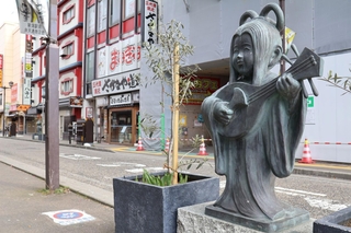 弁財天の像が立つ新潟駅前弁天通商店街＝新潟市中央区弁天１