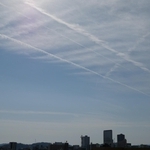 空に幾筋も描かれた飛行機雲＝３月、福井市内から撮影