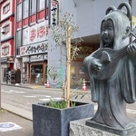 弁財天の像が立つ新潟駅前弁天通商店街＝新潟市中央区弁天１