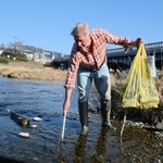 鴨川でごみを探すジャスティン・ギフィンさん＝京都市上京区