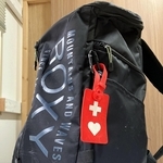 配慮が必要だと周囲に知らせる「ヘルプマーク」を付けた長男のリュック。母親は「障害への理解があれば、通報されずに済んだかもしれない」と語る