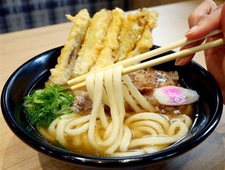資さんうどん両国店の「肉ごぼ天うどん」。ごぼう天を3本か5本か選べるのも喜ばれている＝東京都墨田区