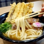 資さんうどん両国店の「肉ごぼ天うどん」。ごぼう天を3本か5本か選べるのも喜ばれている＝東京都墨田区
