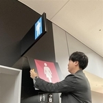 みずほペイペイドームの通路にあるトイレ入り口のピクトグラムはマグネット式で、男女の区分を手軽に変えることができる＝福岡市中央区