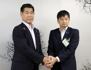 面会を終え、握手する三田市の田村克也市長（左）と上越市の中川幹太市長＝22日、上越市役所